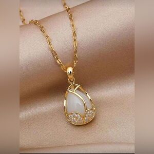 Tulip Opal Pendant Necklace